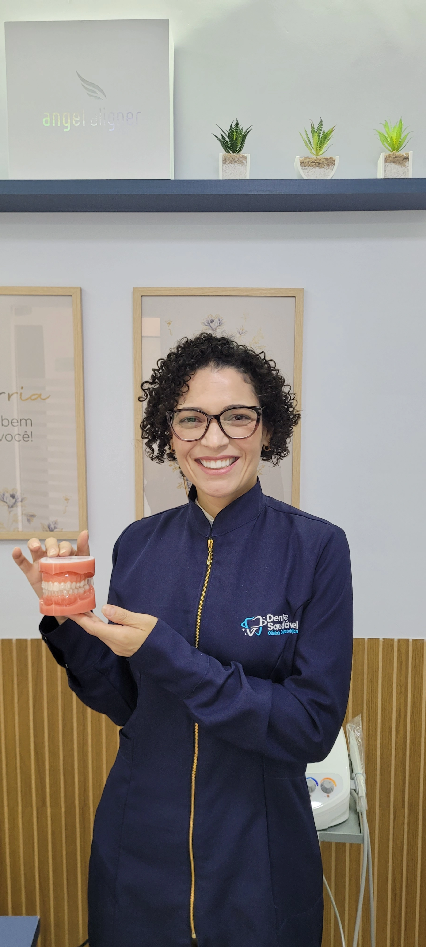 Dra. Mariana Ribeiro em seu consultório